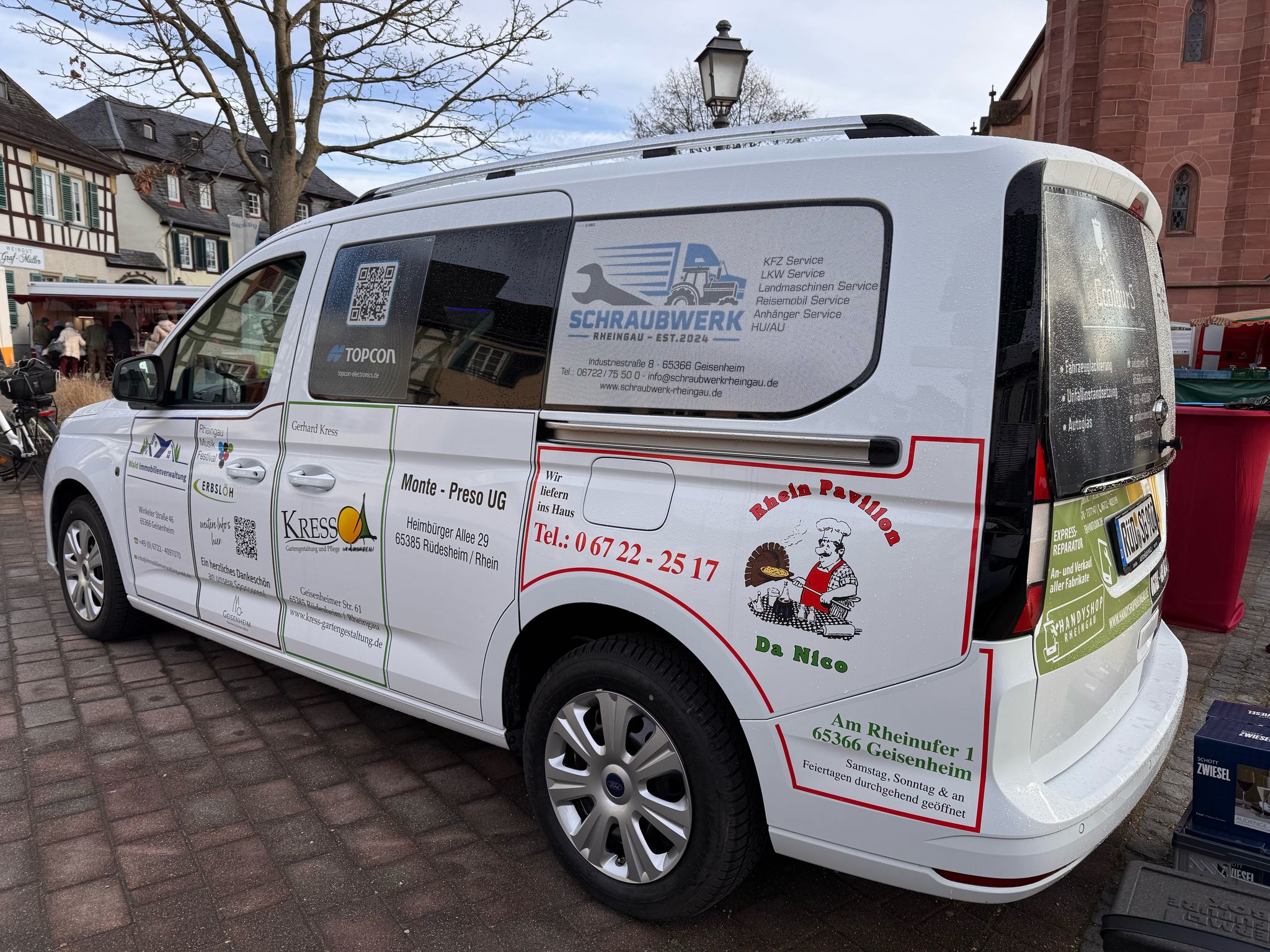 Engagement in der Jugendförderung - Mechaniker erklärt Jugendlichen die Grundlagen der Fahrzeugtechnik
