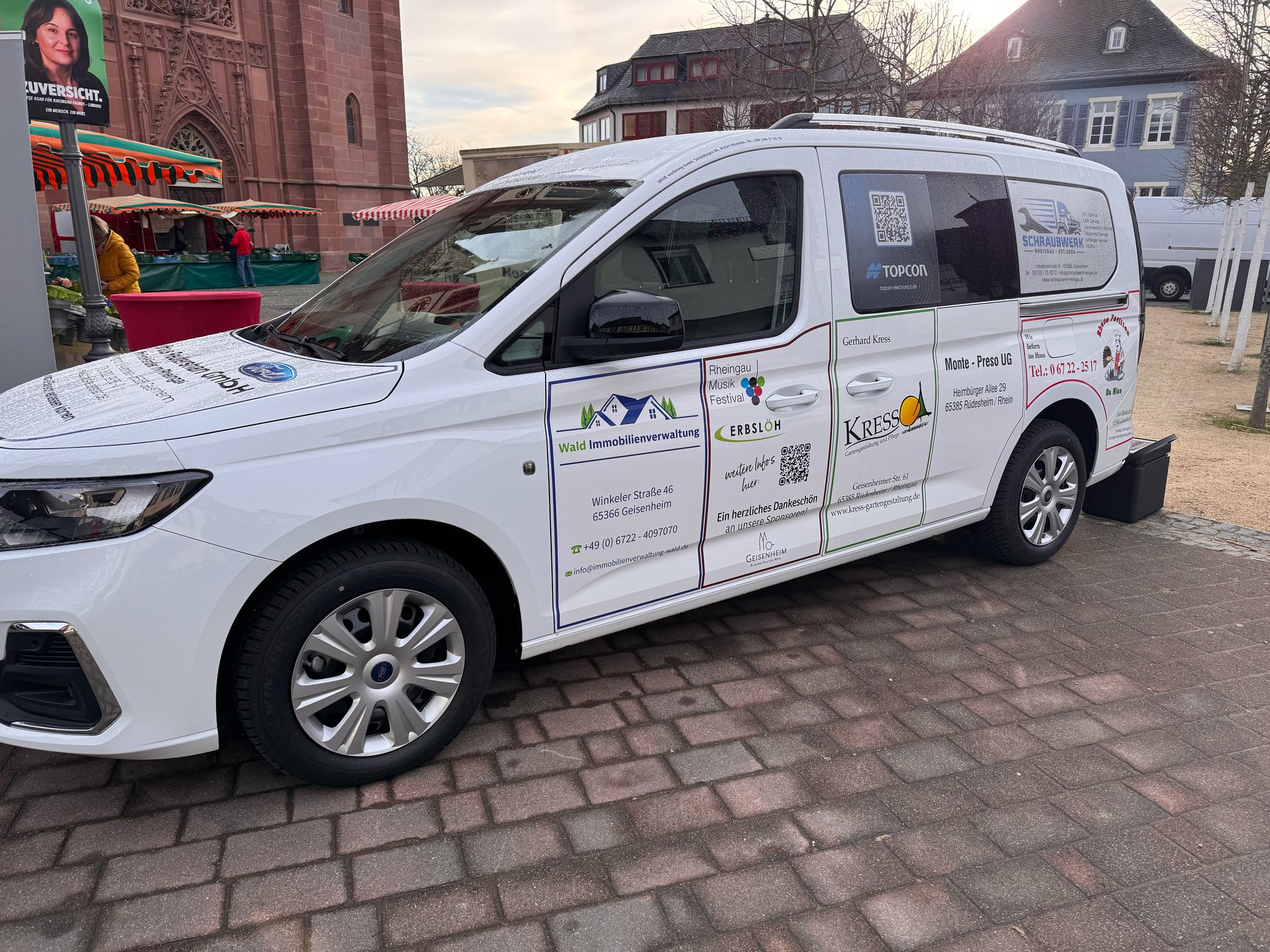 Unser Werkstattwagen im Einsatz für soziale Projekte - Ein blauer Transporter mit auffälliger Beschriftung fährt durch den Rheingau